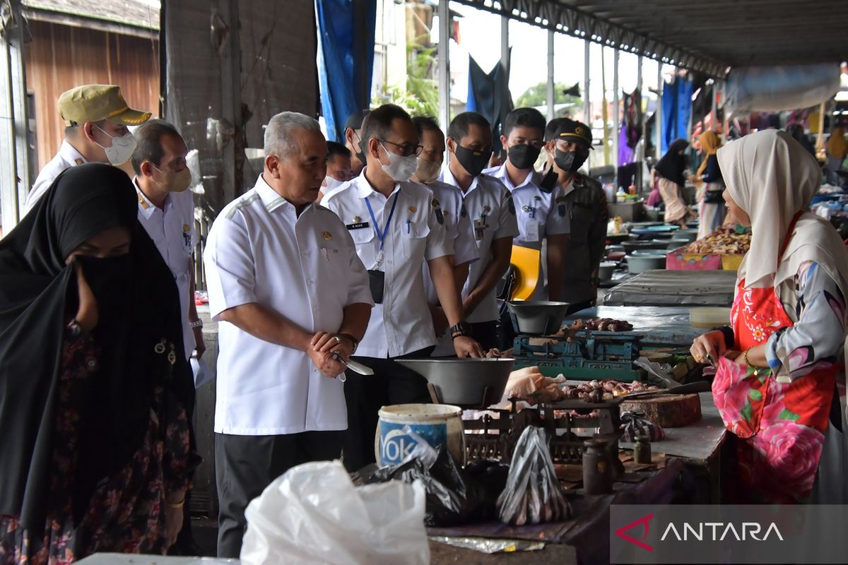 Harga ayam pedaging dan cabe merah kering naik signifikan di Pasar Negara