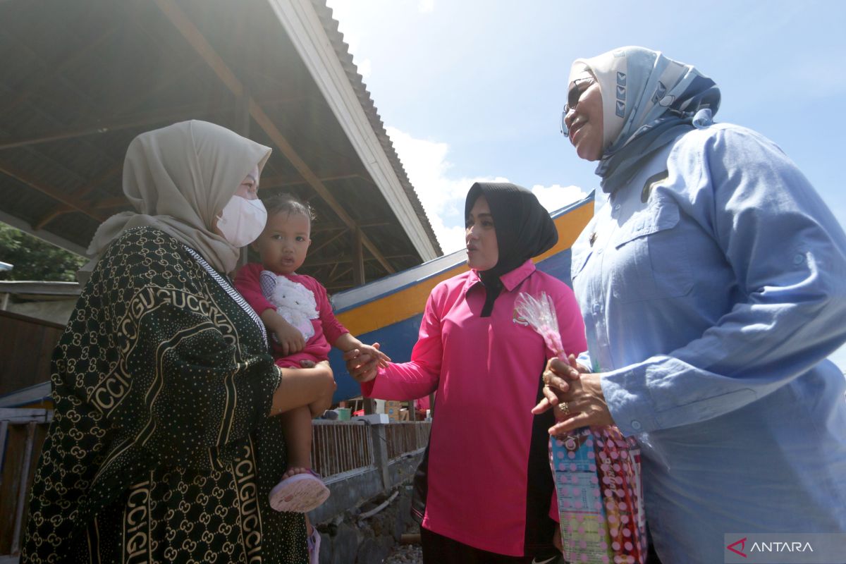 Bhayangkari gelar bakti sosial untuk masyarakat pesisir Bone Bolango