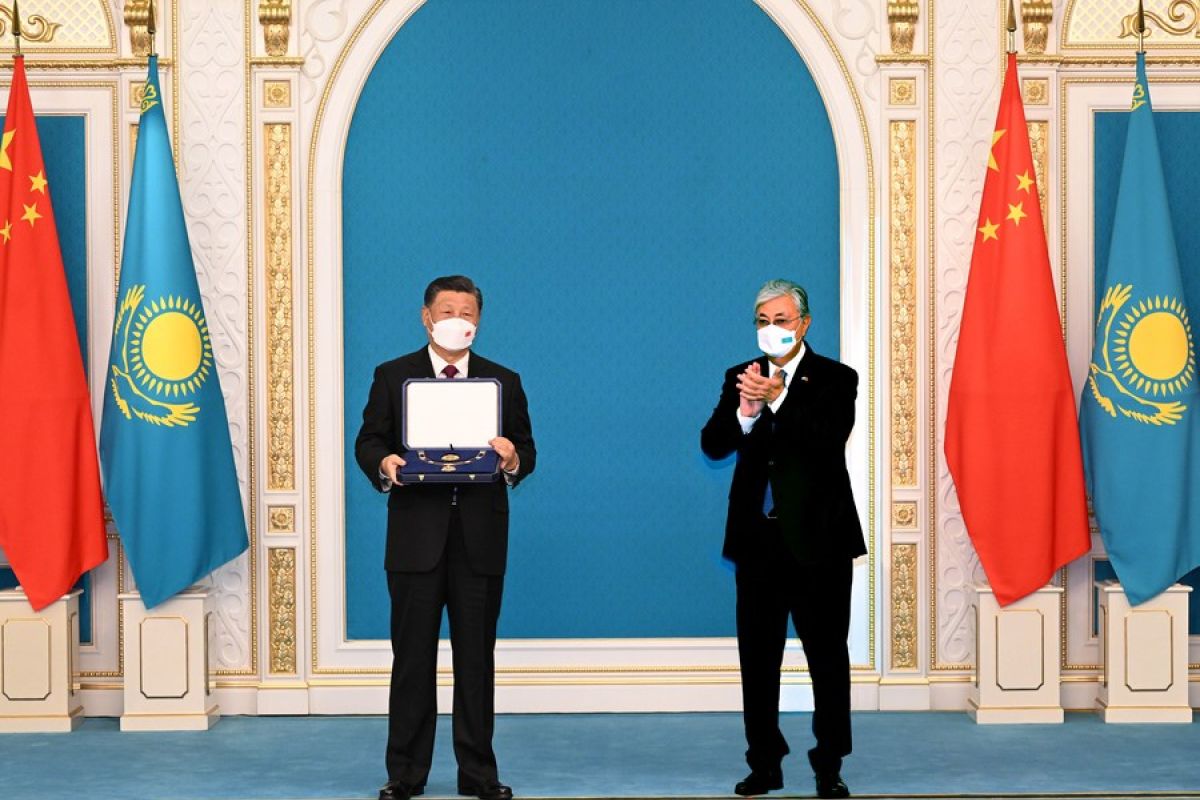 Xi Jinping terima Orde Elang Emas dari Presiden Kazakhstan Tokayev