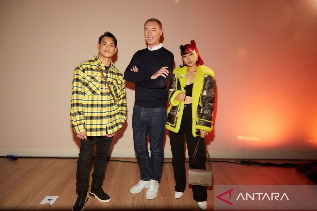 Isyana Sarasvati runway Coach di New York Fashion Week