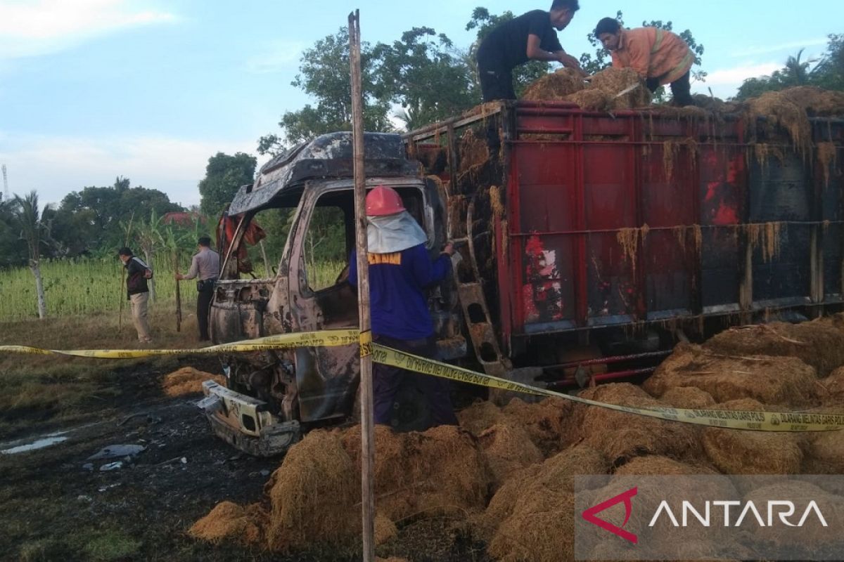 Lokasi kebakaran truk angkut tembakau digaris polisi