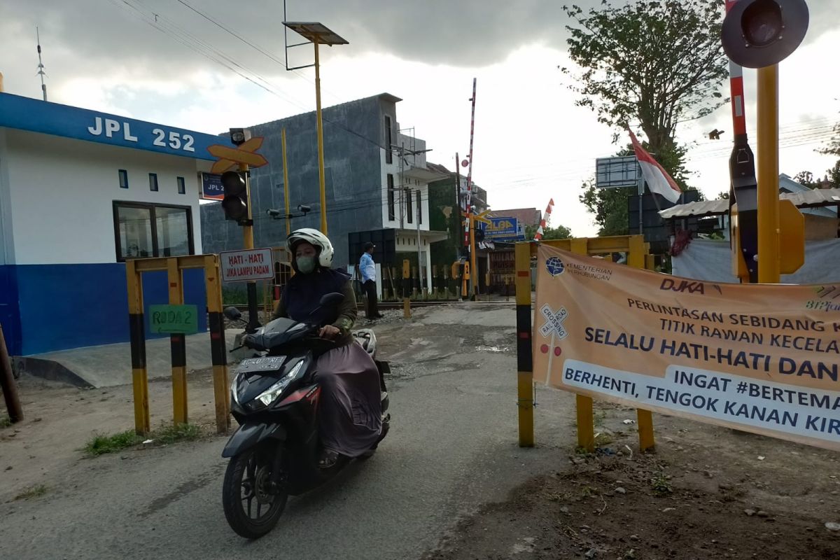 Pemkab Tulungagung pasang palang perlintasan kereta api antisipasi kecelakaan