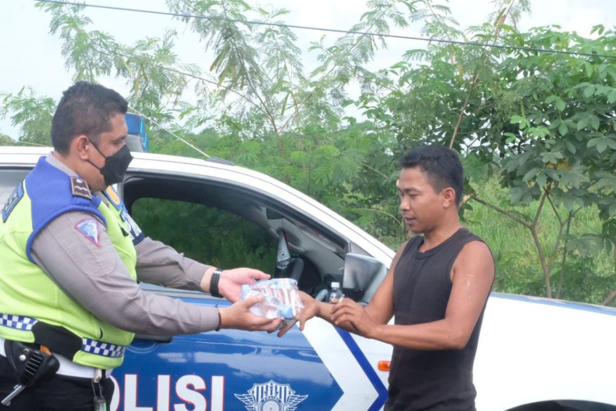 Polda Jambi bagi-bagi makanan dan minuman ke warga dan sopir truk di Talang Duku