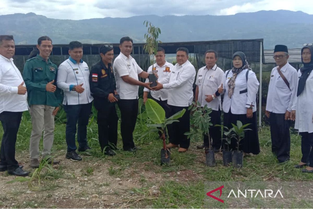 Bupati Solok bagikan puluhan ribu bibit tanaman buah ke masyarakat