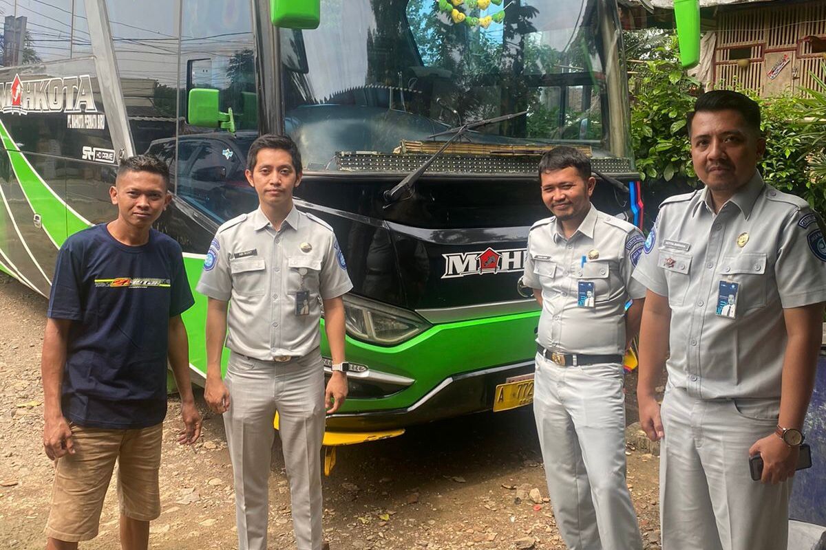 Samsat Lebak dan Samsat Pandeglang berkolaborasi lakukan CRM di PO Bus Mahkota Permata Biru