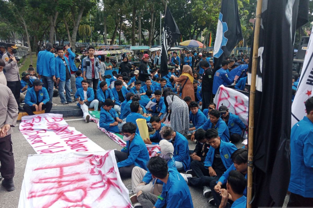 Lebih sepekan demo penolakan kenaikan BBM bergulir di DPRD Riau
