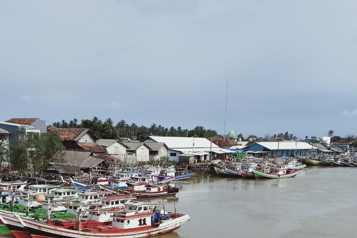 Nelayan selatan Lebak tak melaut dilanda badai dan gelombang tinggi