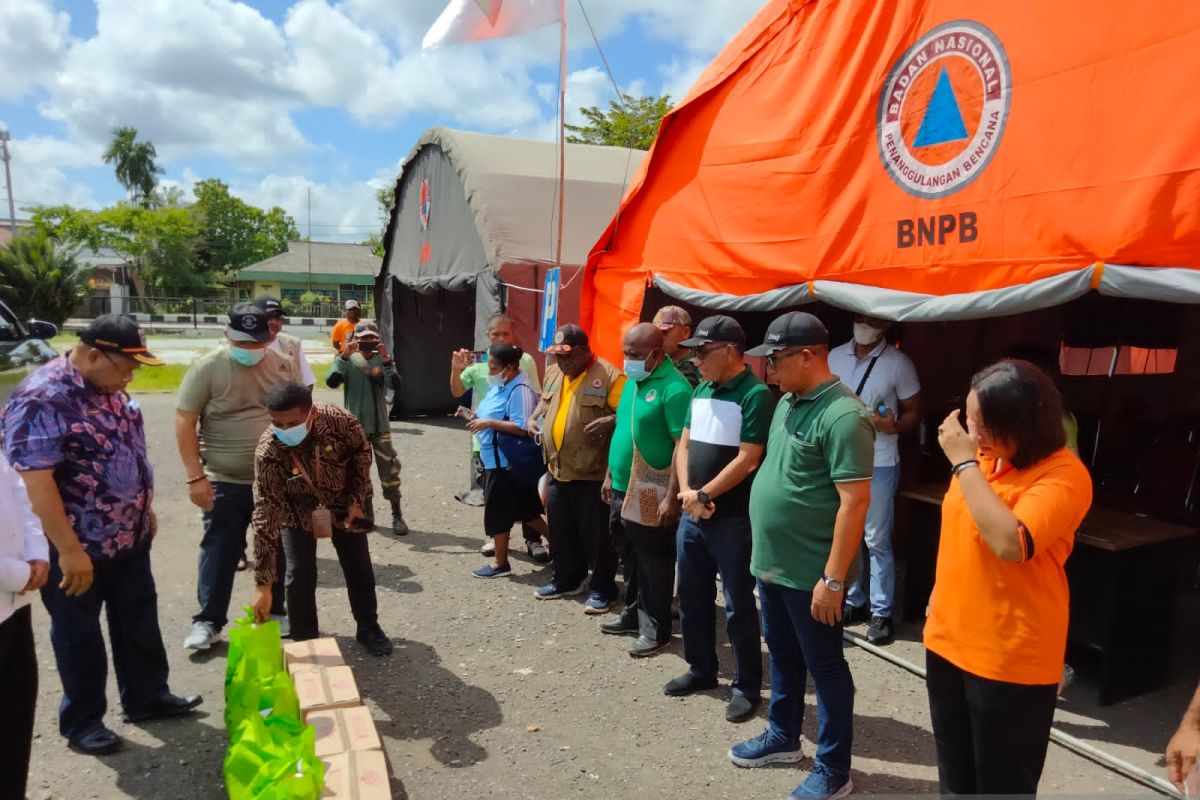 Dishut Papua Barat bantu sembako bagi KTH korban banjir di Sorong