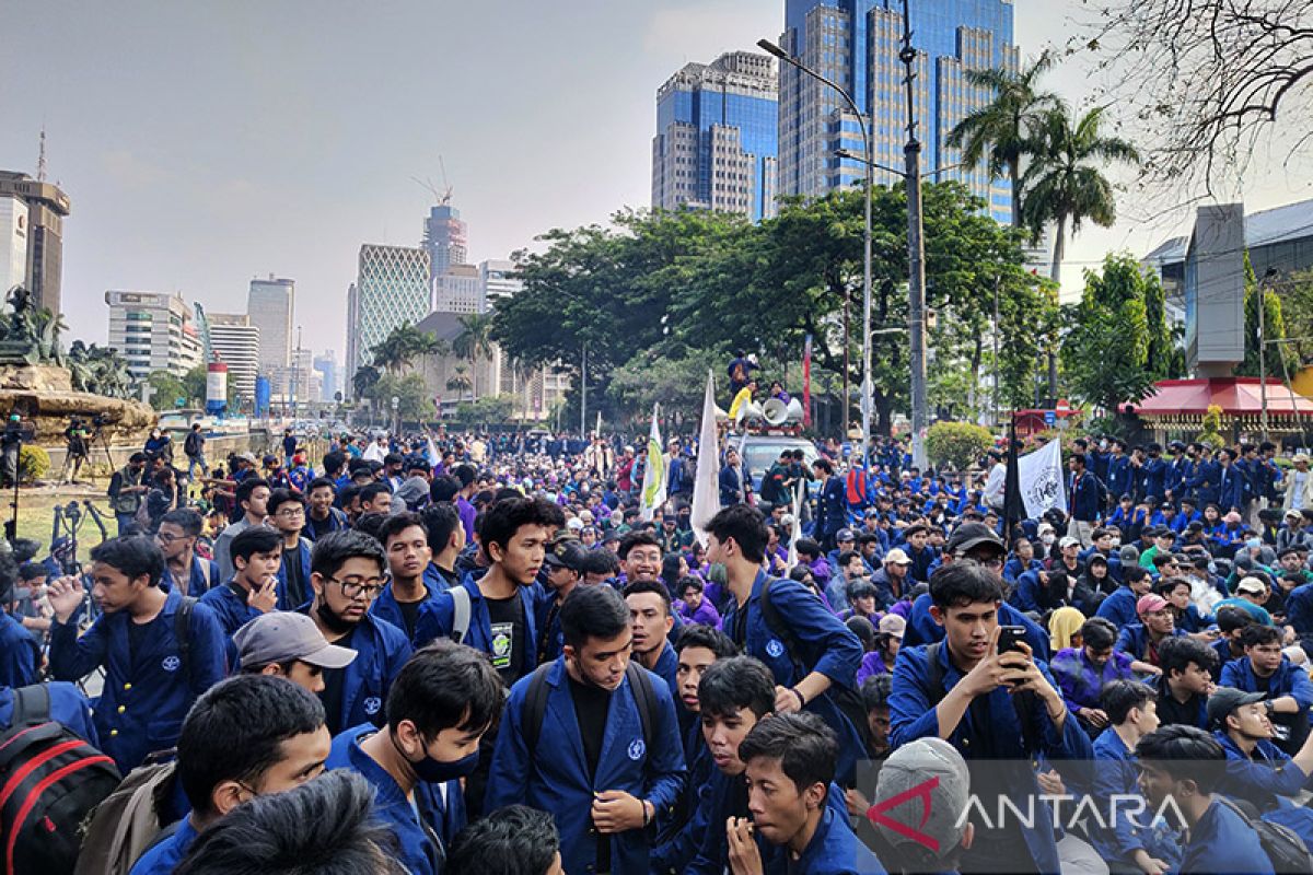 Mahasiswa hingga emak-emak padati Patung Kuda suarakan soal BBM