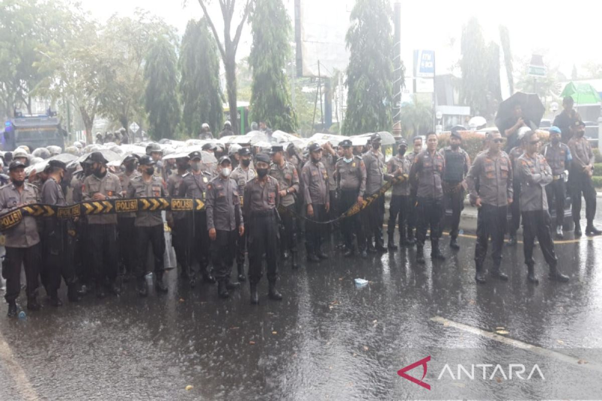 Polresta Banjarmasin kawal demo mahasiswa di tengah guyuran hujan