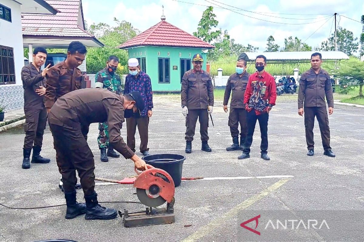 Kejari Gunung Mas musnahkan narkotika dan senjata tajam