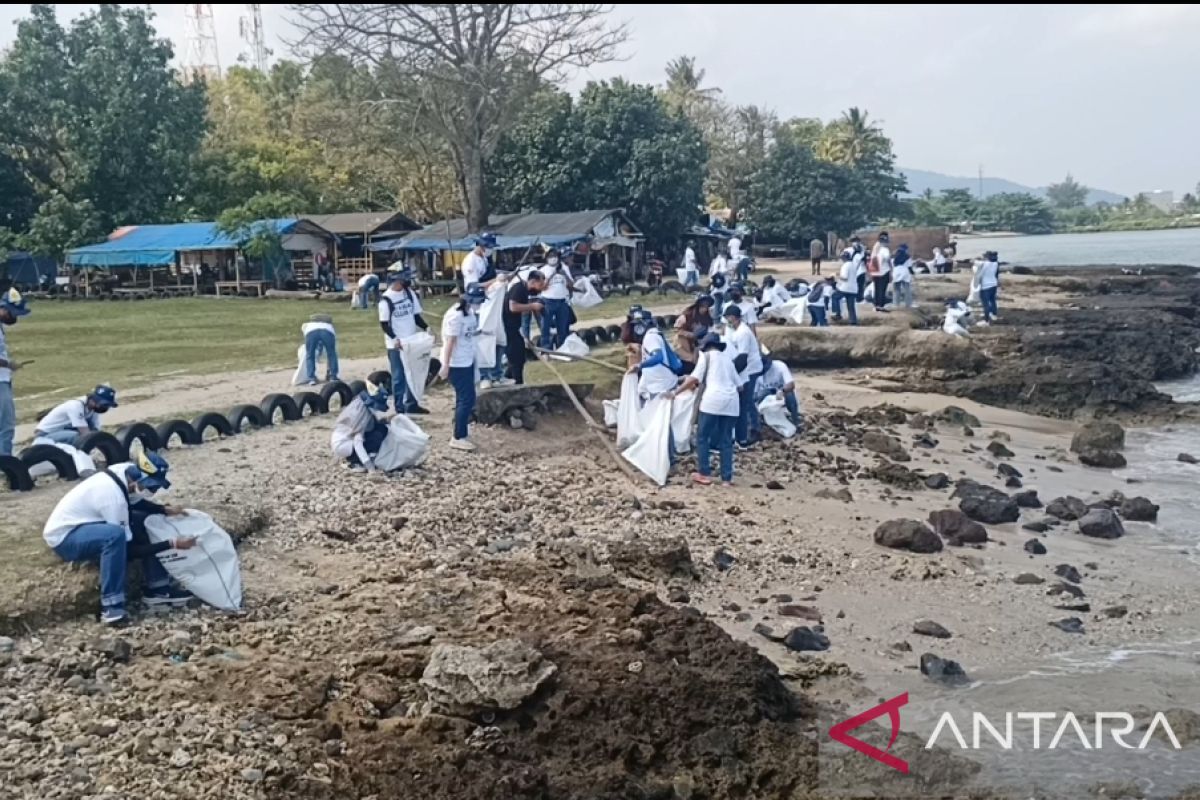 Cegah Pencemaran,Chandra Asri Bersama Ratusan Relawan Gelar Bersih-bersih Sampah di Pantai Pangaradan
