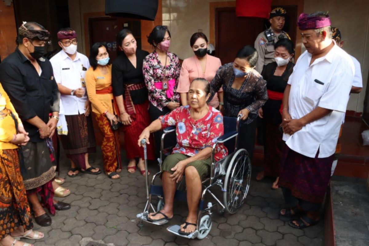 K3S Denpasar bantu kursi roda untuk lansia dan disabilitas