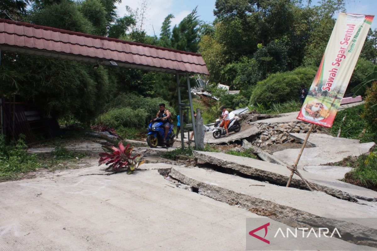 Pergeseran tanah akibatkan kerusakan bangunan dan jalan di Bogor