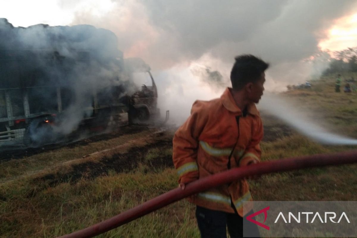 Truk pengangkut tembakau terbakar