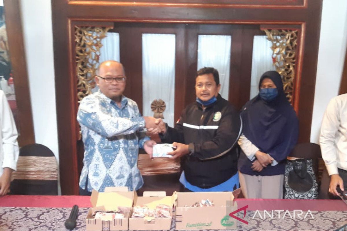 BI ganti sebagian uang rusak milik penjaga sekolah