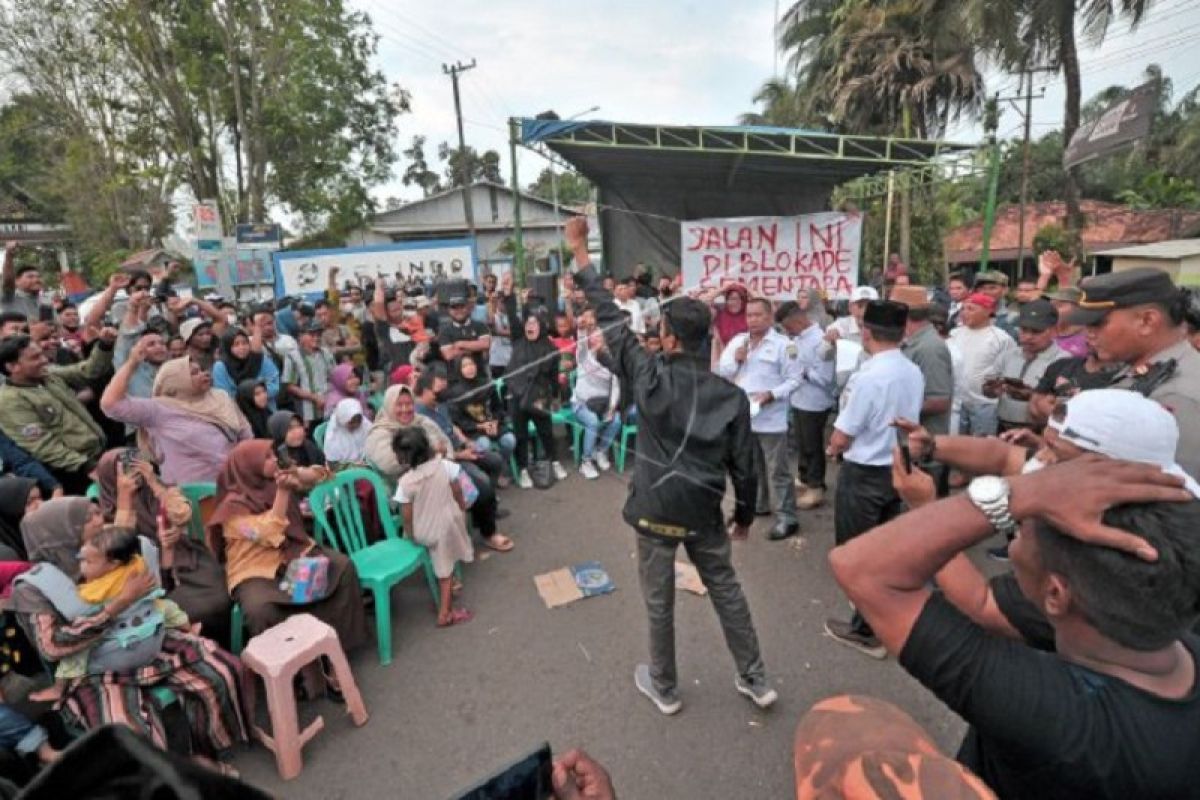 Aksi blokir jalan di Muarojambi