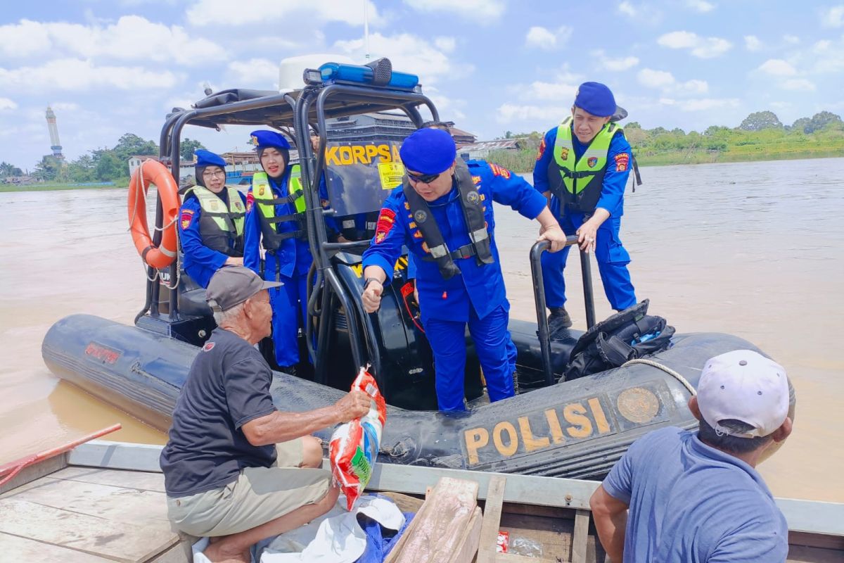 Polairud Jambi bagikan sembako ke warga bantaran Sungai Batanghari