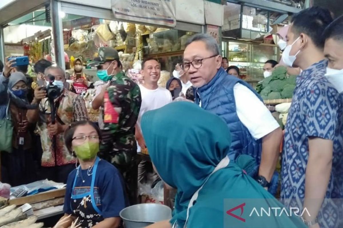 Mendag Zulkifli Hasan kunjungi Pasar Gede Solo, pastikan harga pangan stabil
