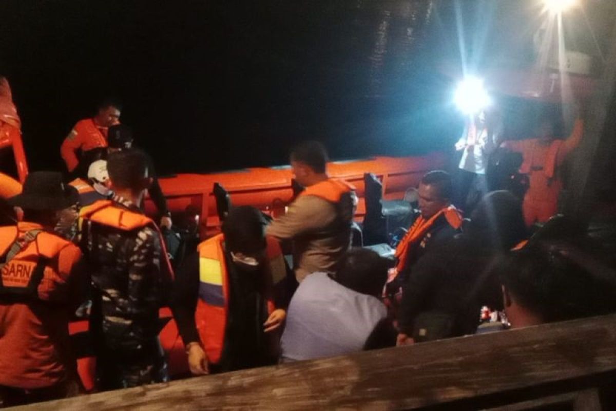 Basarnas Labuan Bajo evakuasi 13 orang wisatawan dari Pulau Komodo