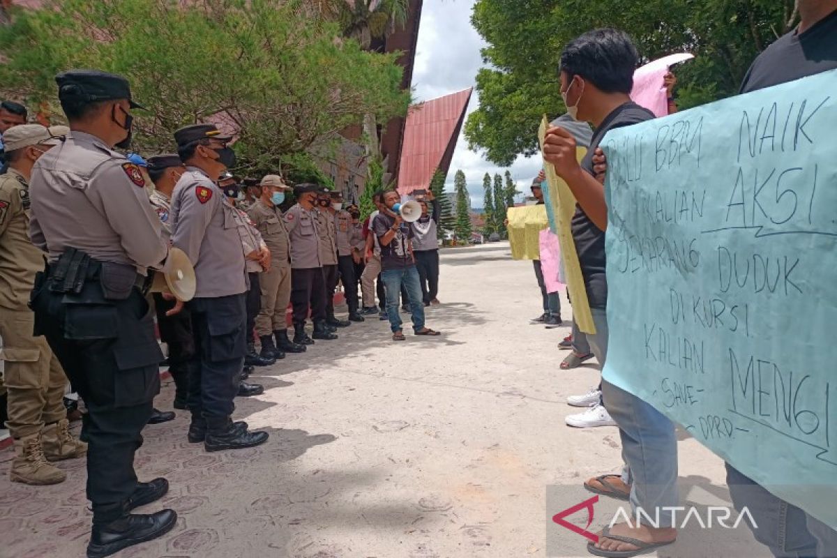 Aksi tolak kenaikan BBM di Taput, pedemo ancam duduki gedung DPRD