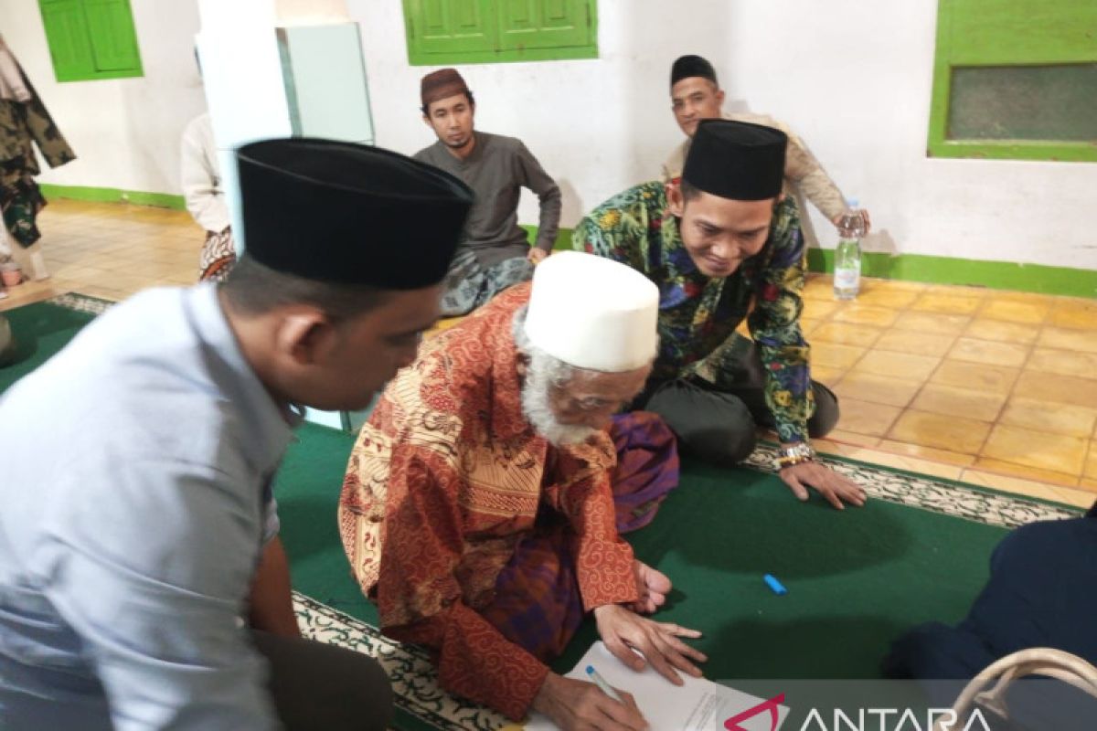 Kyai kharismati di Banten Abuya KH. Muhtadi dukung peringatan Hari Santri Nasional ke-8 Tahun 2022.