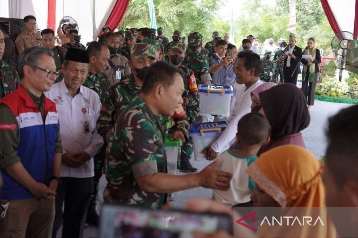 KASAD Dudung serahkan bantuan sembako bagi anak stunting di Bengkalis