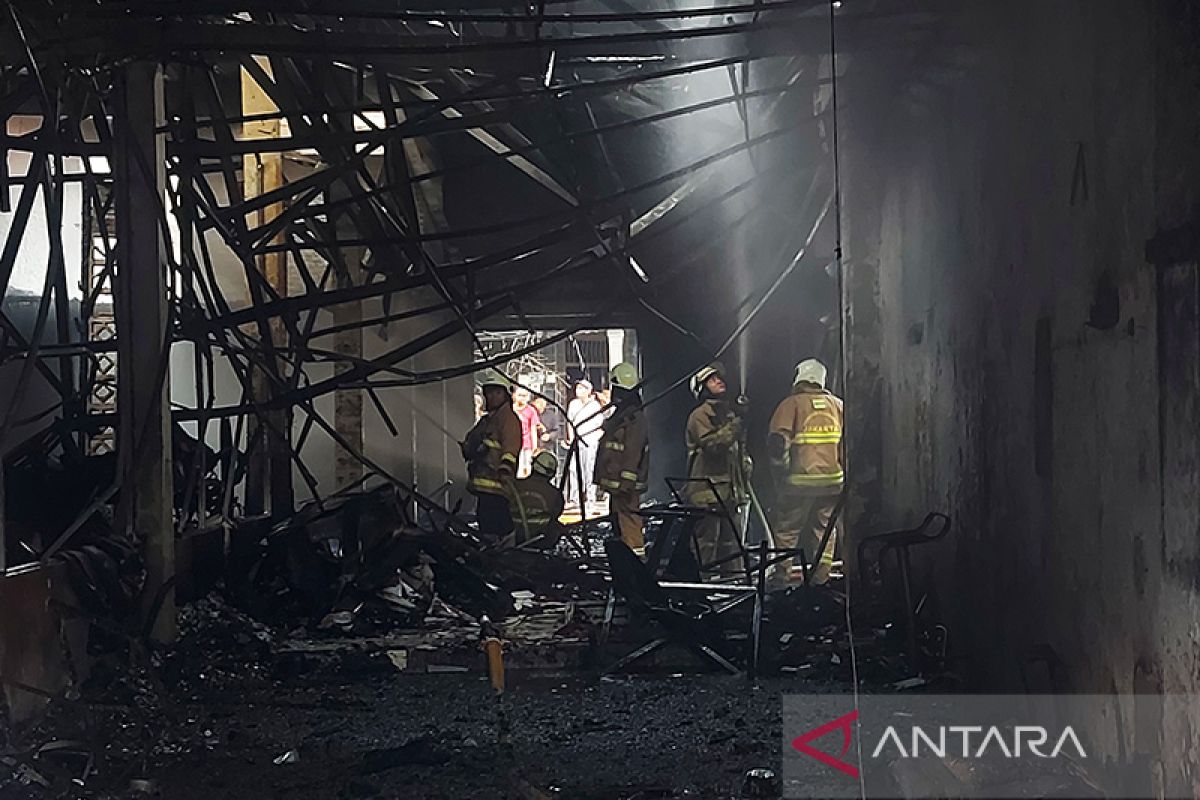 Toko mebel di Duren Sawit terbakar saat penghuni Shalat Jumat