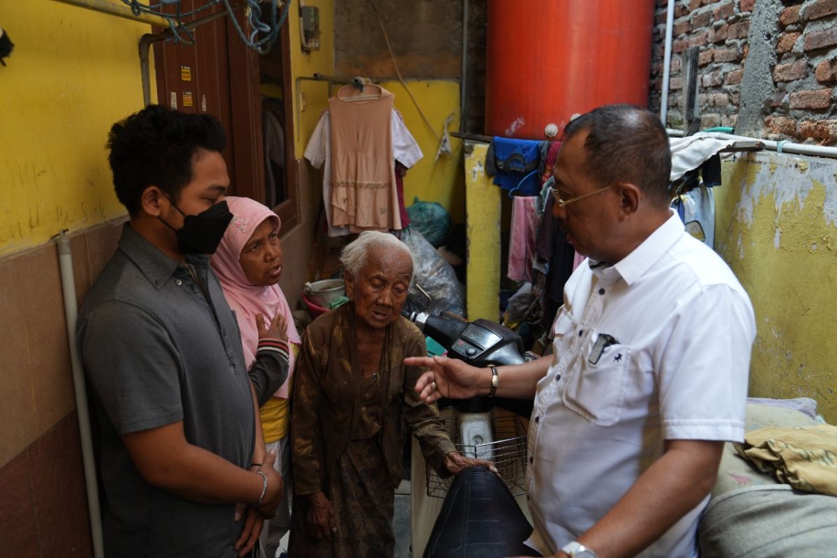 Viral seorang nenek di Surabaya dipaksa anaknya jadi pengemis