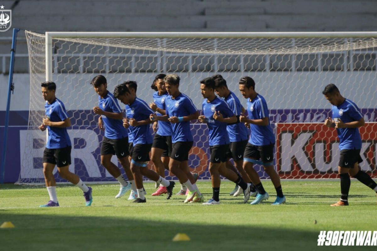 Laga PSIS Semarang-Bhayangkara FC malam hari