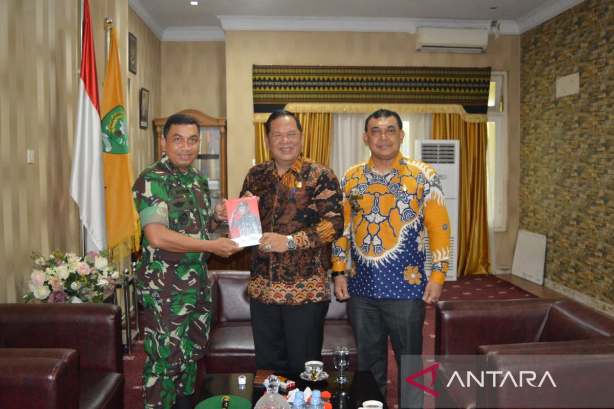 Melalui Dandim 0212/TS, Wali Kota Padang Sidempuan terima buku karya Jenderal Dudung Abdurachman