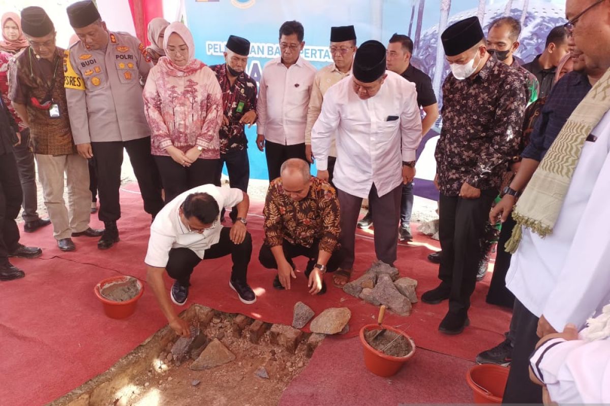 Moeldoko - Molen letakkan batu pertama pembangunan Masjid Agung Kubah Timah