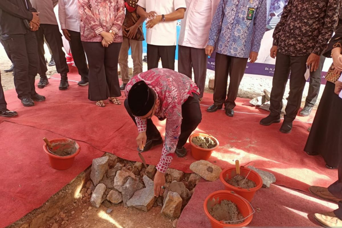 Pembangunan Masjid Agung Kubah Timah dilaksanakan selama 390 hari