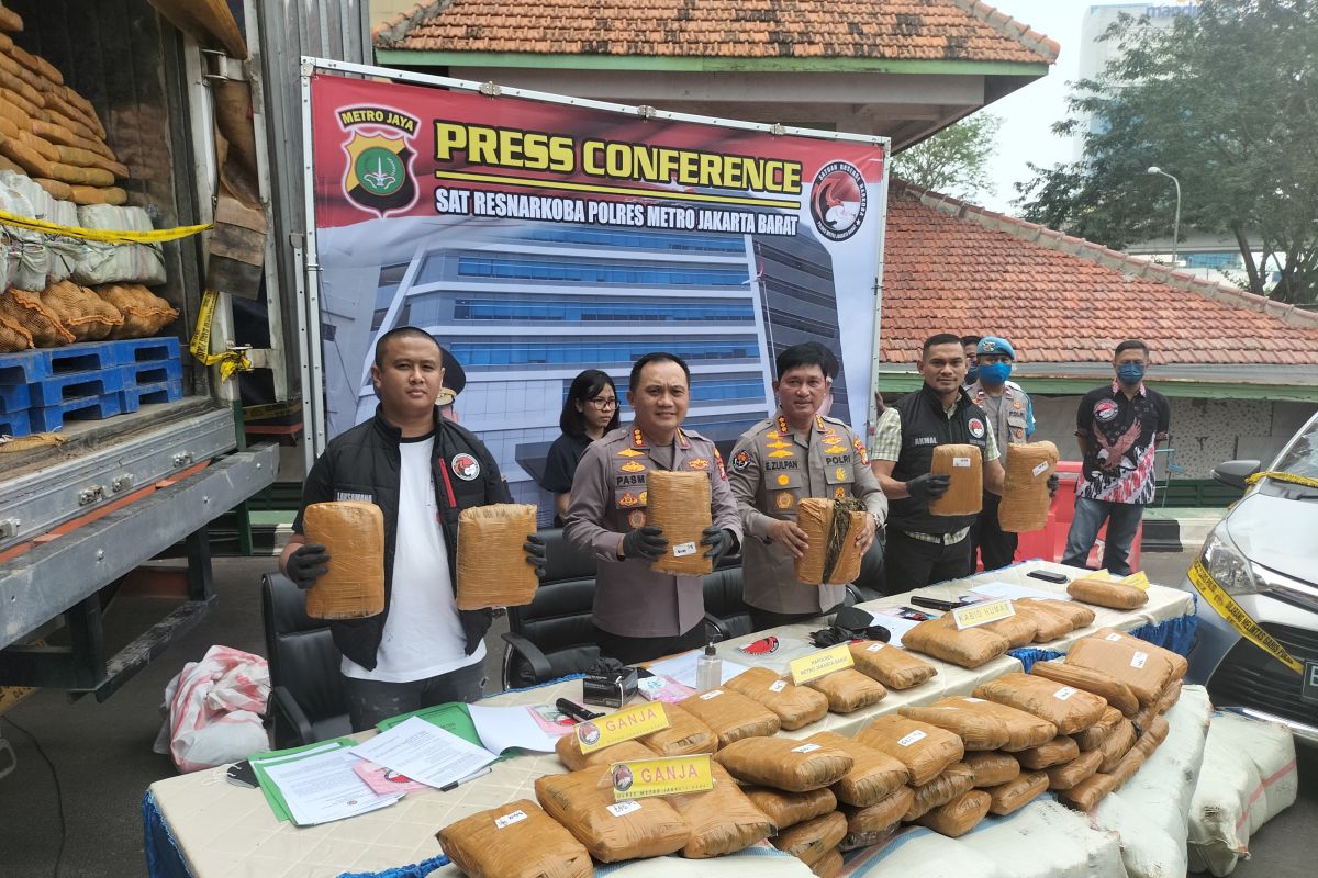 Polisi tangkap kurir ganja dengan modus memasukkan ke dalam truk sayur