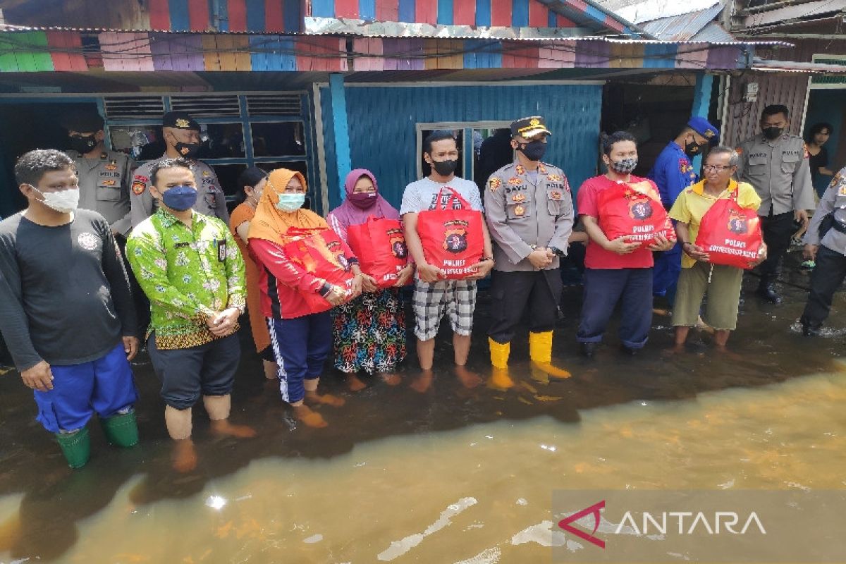 Kapolres Kobar serahkan bantuan kepada korban banjir