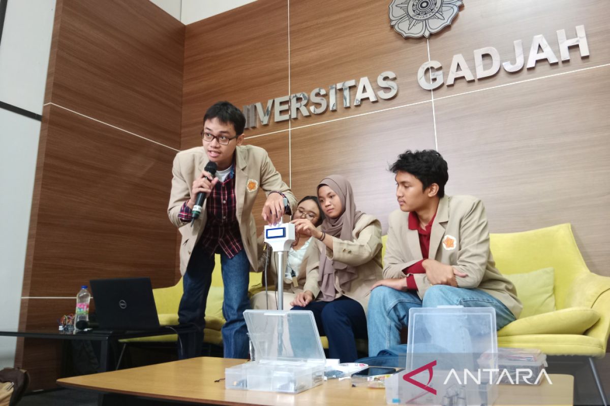 Lima mahasiswa UGM kembangkan tongkat pintar multifungsi untuk lansia