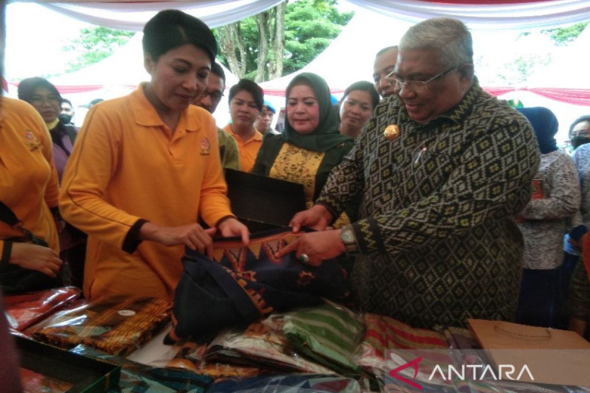 Istri Panglima TNI Andika Perkasa membeli produk unggulan khas Sultra