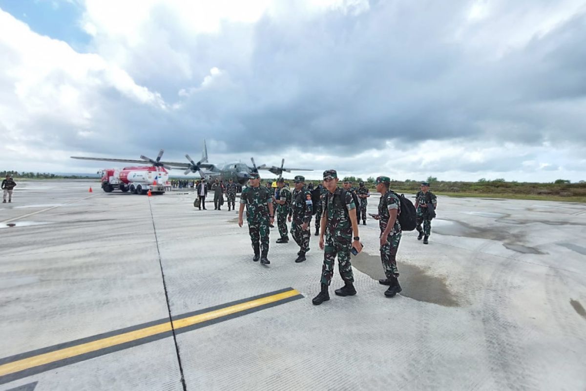 Asyik warga Desa Pengembur Lombok Tengah bisa lihat ratusan anggota TNI AD terjun payung