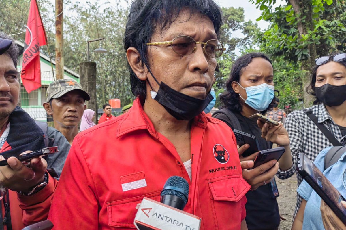 Anggota DPR Adian tanggapi larangan impor pakaian bekas