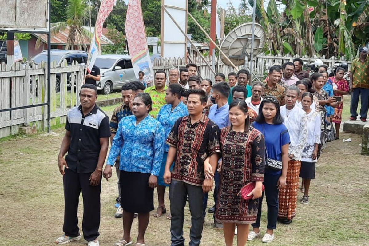 Pemerintah Teluk Wondama fasilitasi pernikahan massal 18 pasutri