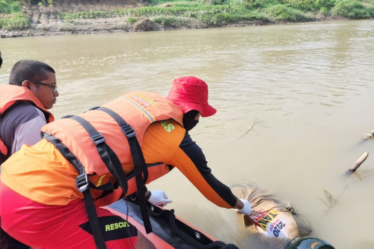 Tim SAR gabungan evakuasi jasad warga yang tenggelam di Sungai Ciujung