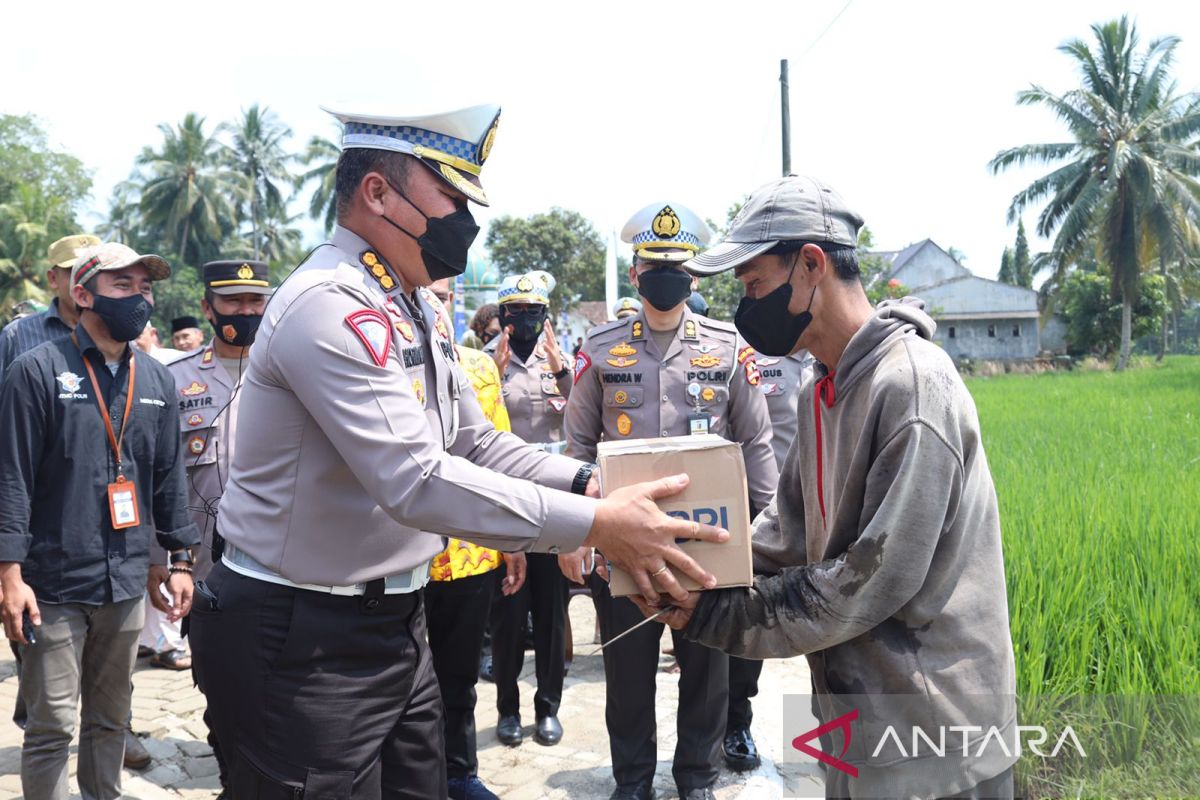 Korlantas bagikan ratusan paket sembako untuk buruh tani Pandeglang