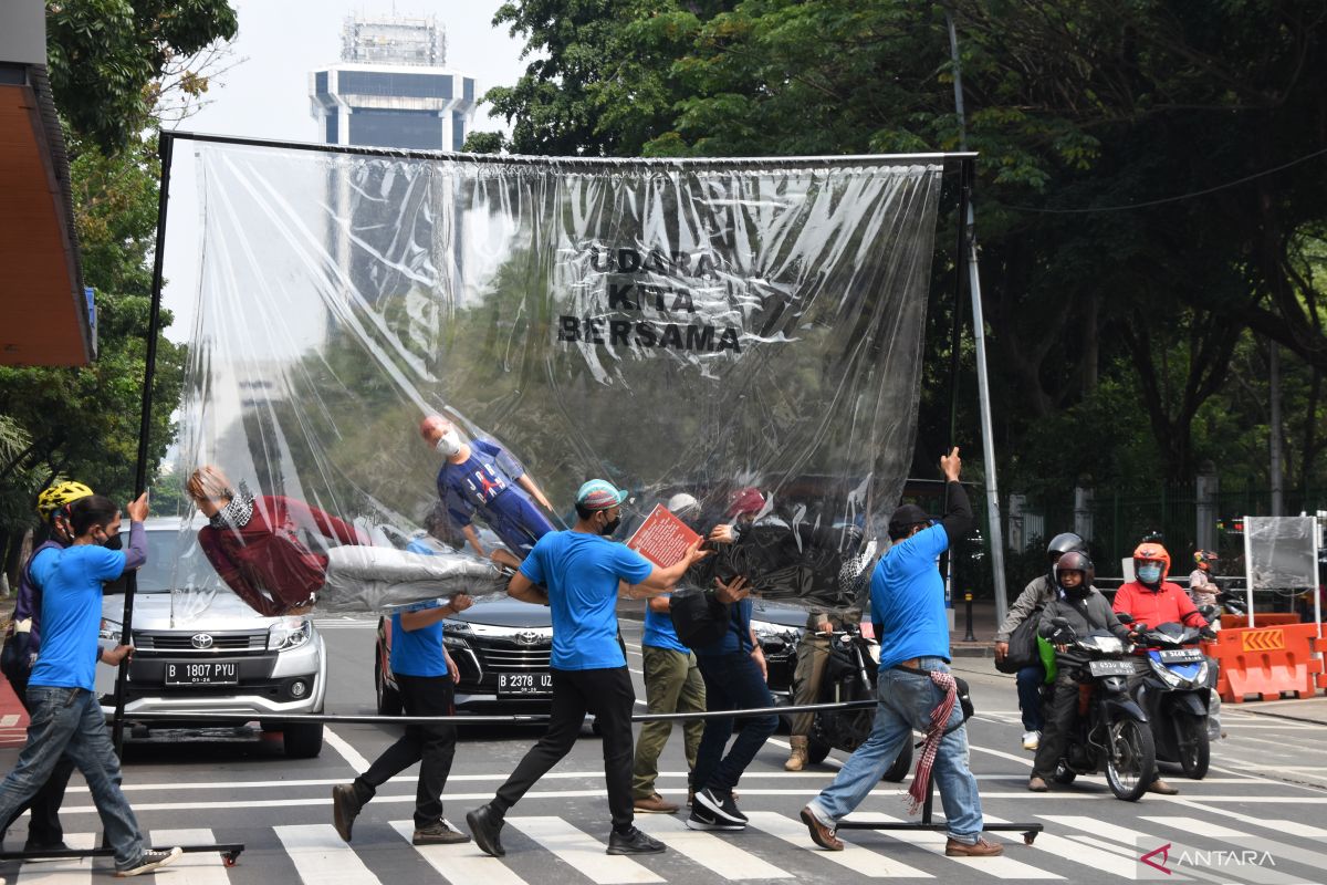 Wagub Riza ajak warga lapor pabrik yang  mencemari udara