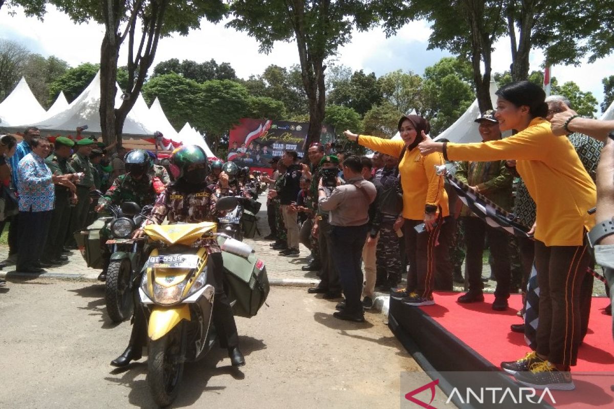 Istri Panglima TNI salurkan bansos di Kendari