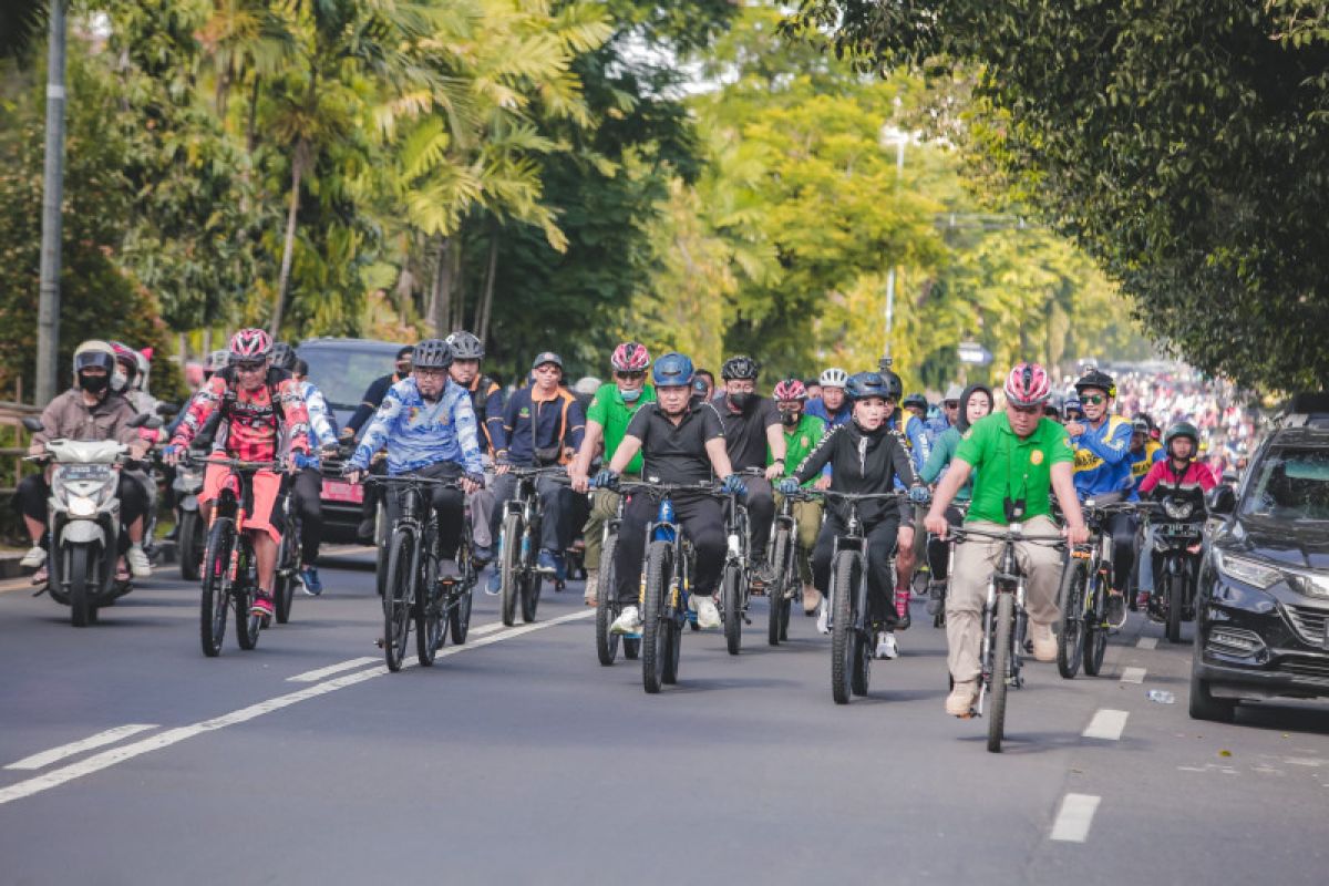 "Jember Bersepeda" ciptakan langit biru