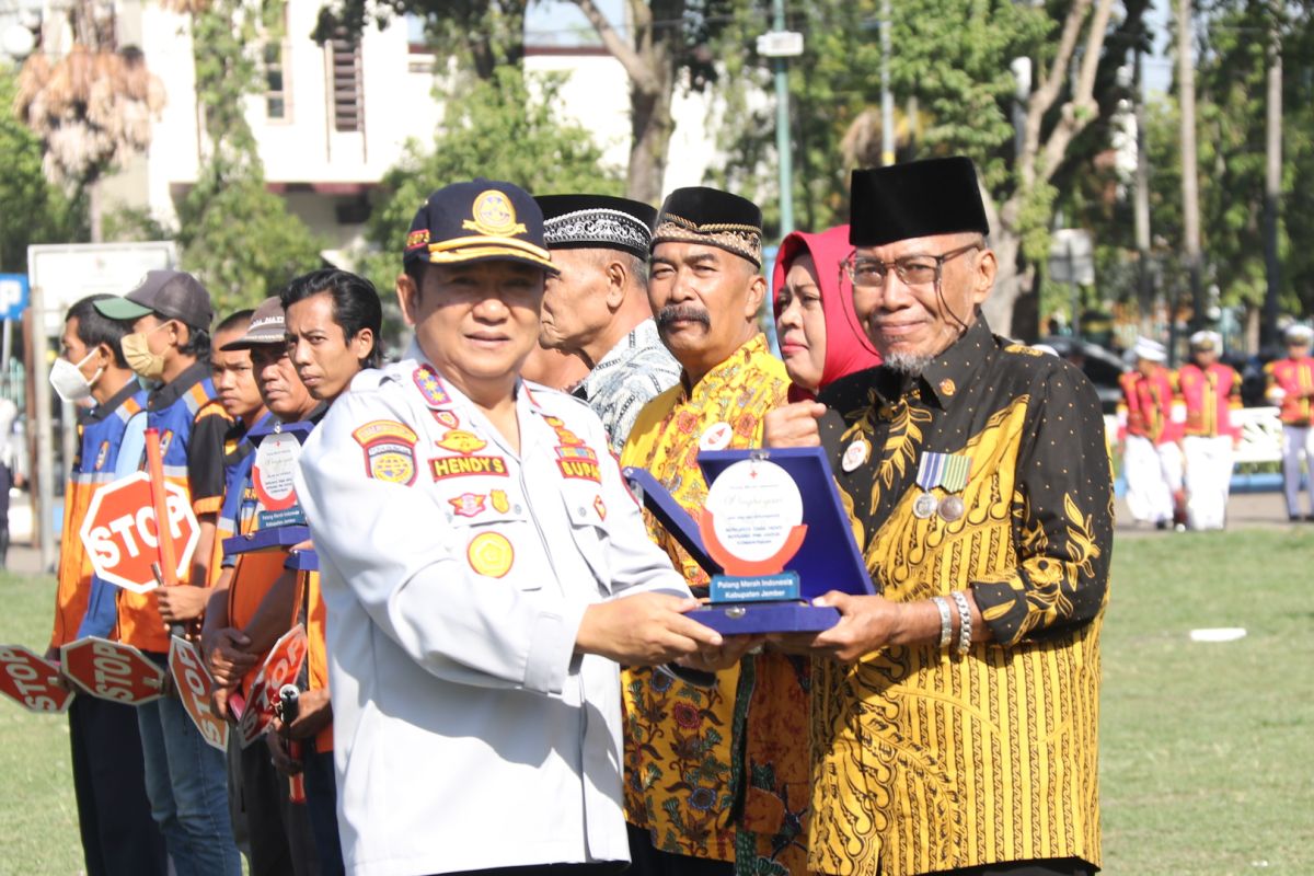 HUT PMI di Jember, Pendonor darah lebih 150 kali dapat penghargaan