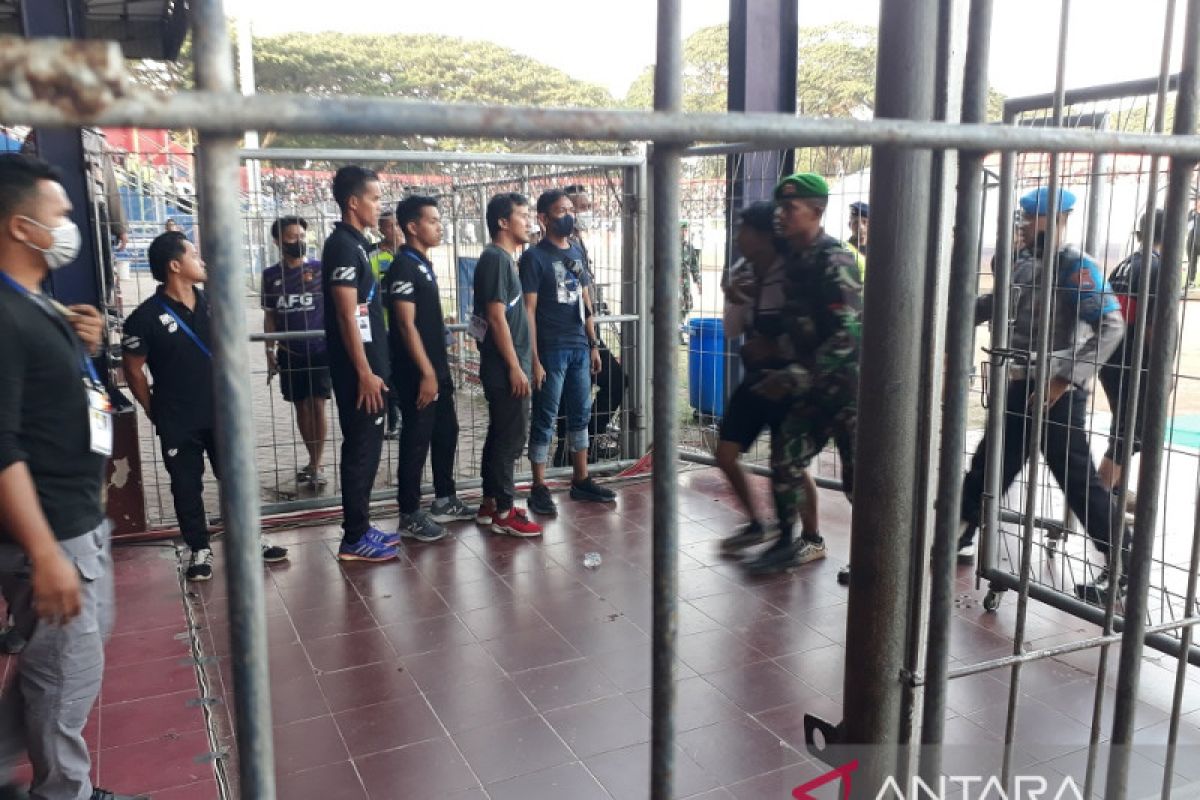Sejumlah pendukung Arema FC diamankan petugas kepolisian