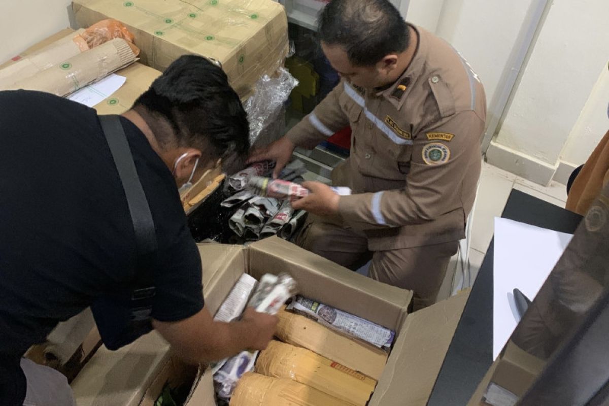 Polisi dan Balai Karantina Pertanian Batam amankan ratusan tanaman hias ilegal dari Malaysia
