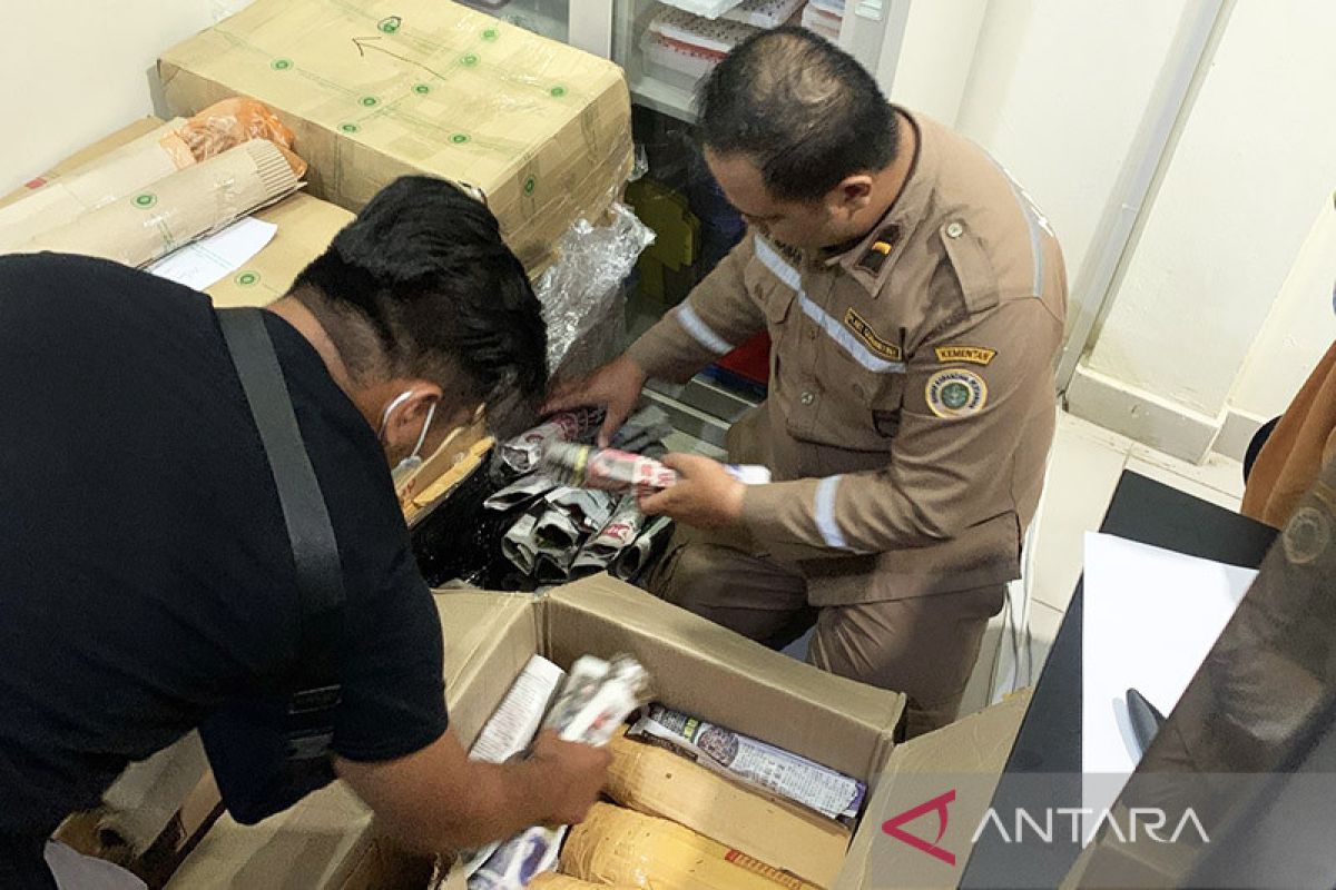 Petugas amankan dua orang bawa ratusan tanaman hias dari Malaysia