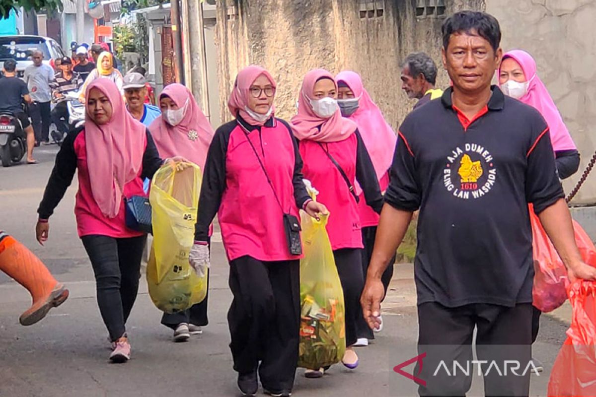 Warga Cilangkap gelar jalan santai sambut Hari Bersih-bersih Sedunia